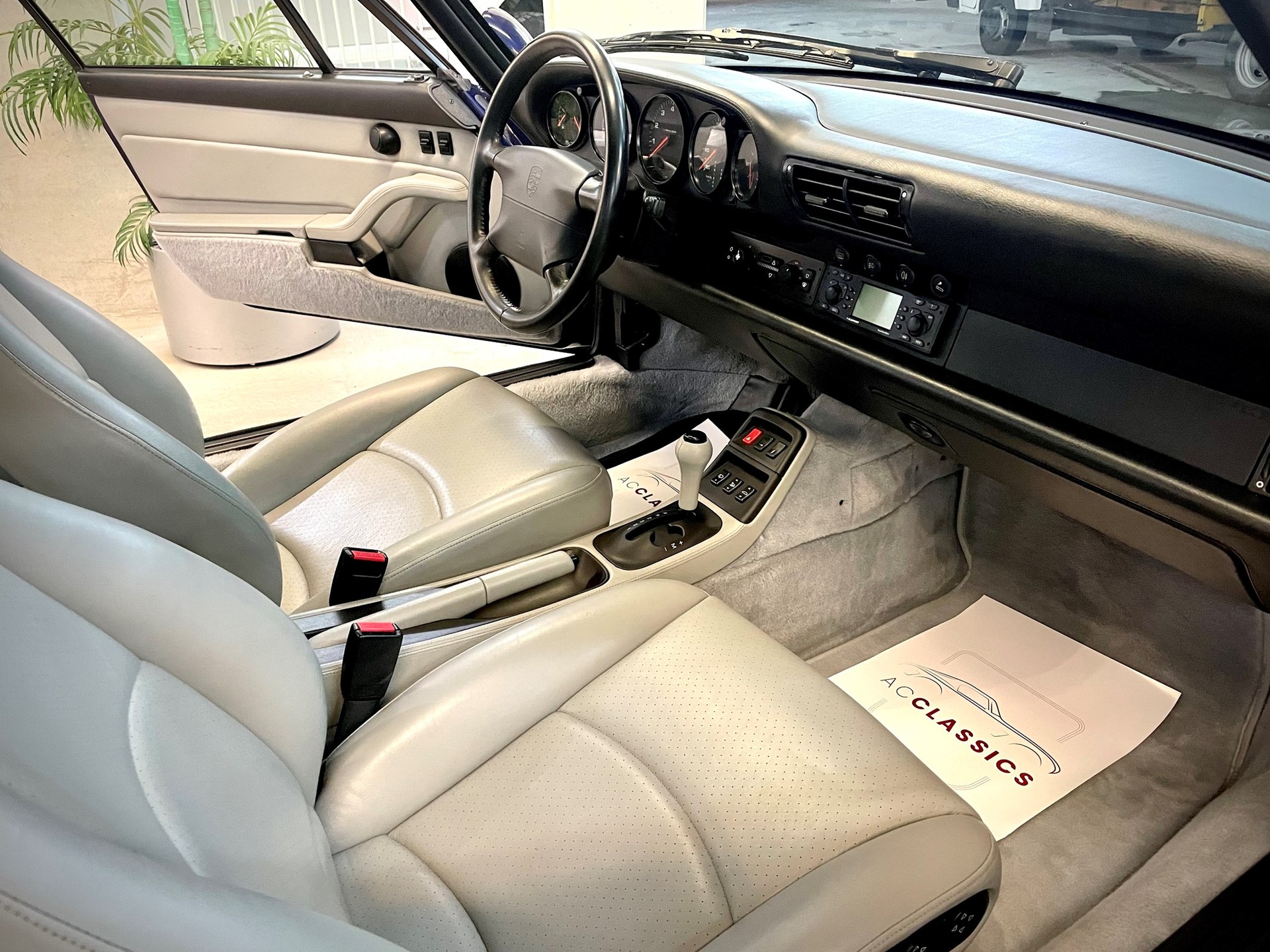 PORSCHE 911 Carrera-image-9