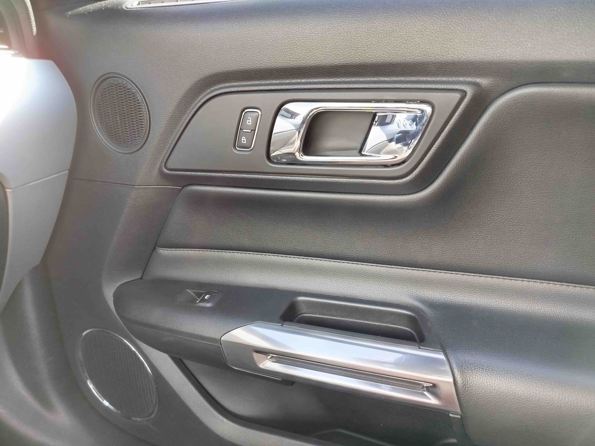 FORD Mustang Fastback 5.0 V8 GT Automat-image-3