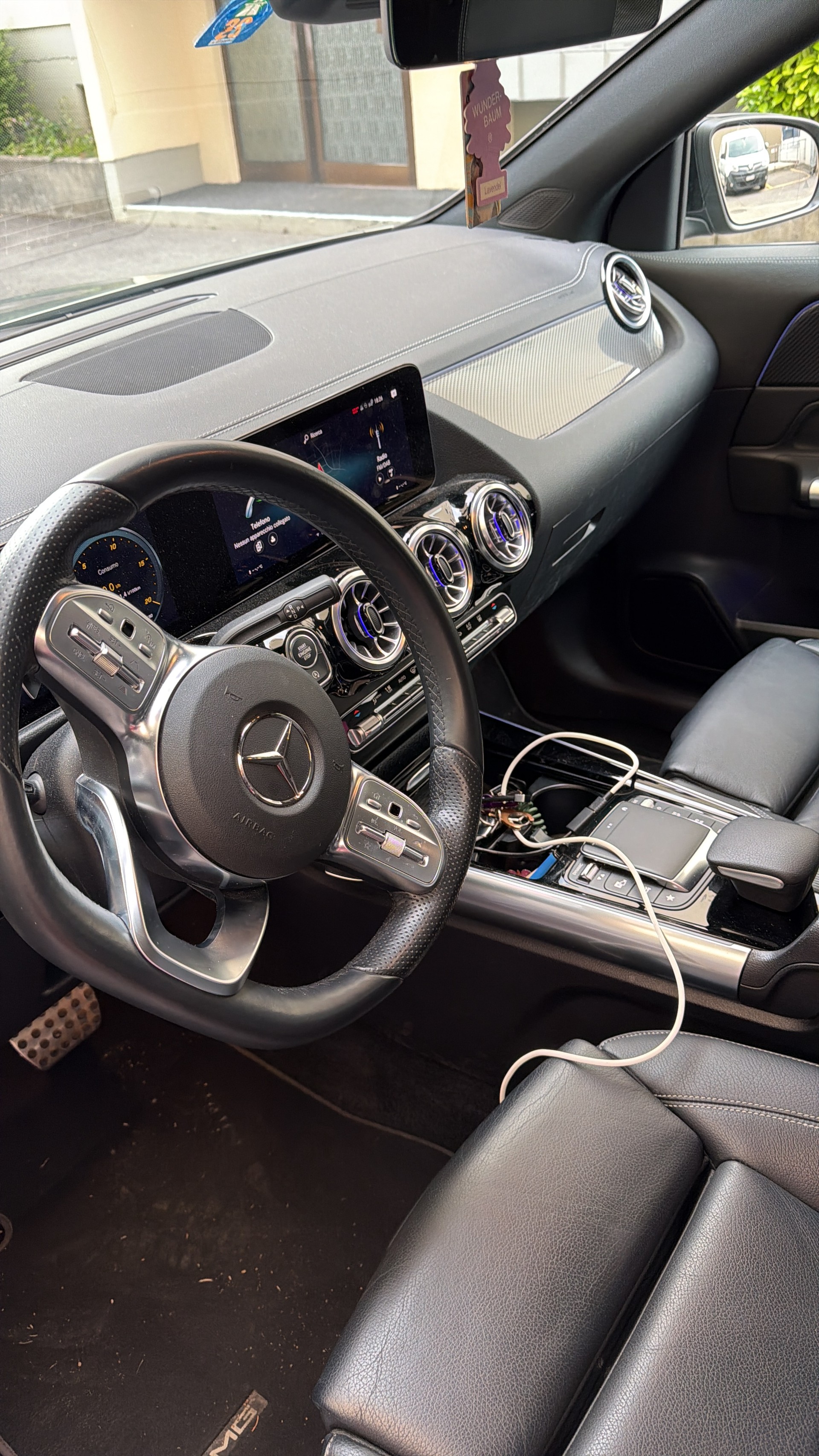MERCEDES-BENZ GLA 250 4Matic AMG Line 8G-DCT-image-4
