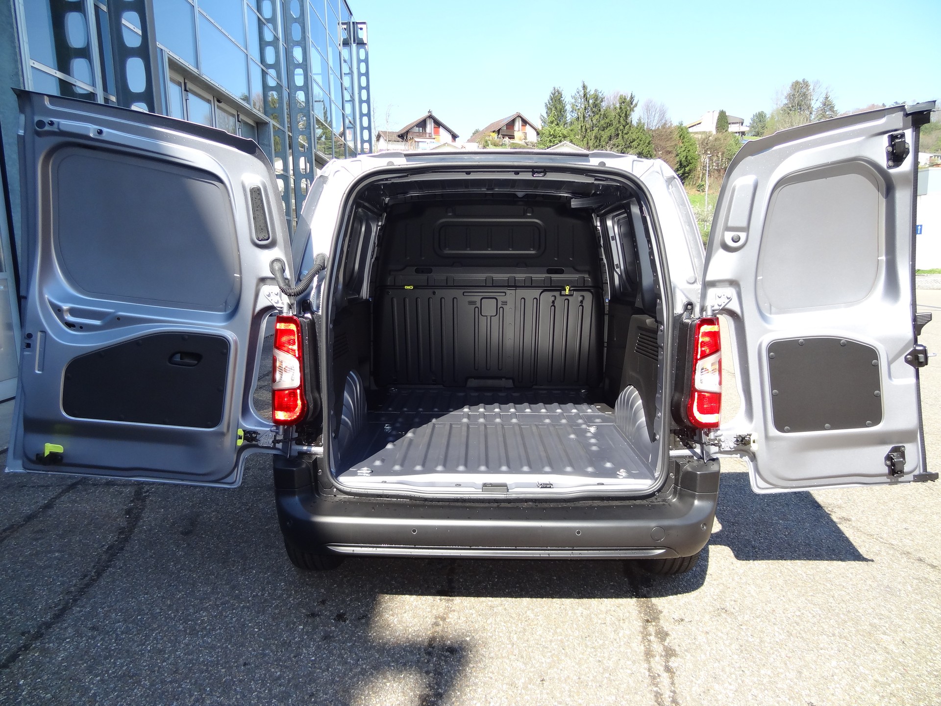 FIAT E-Doblo L1 50kWh 800kg Swiss Edition-image-4