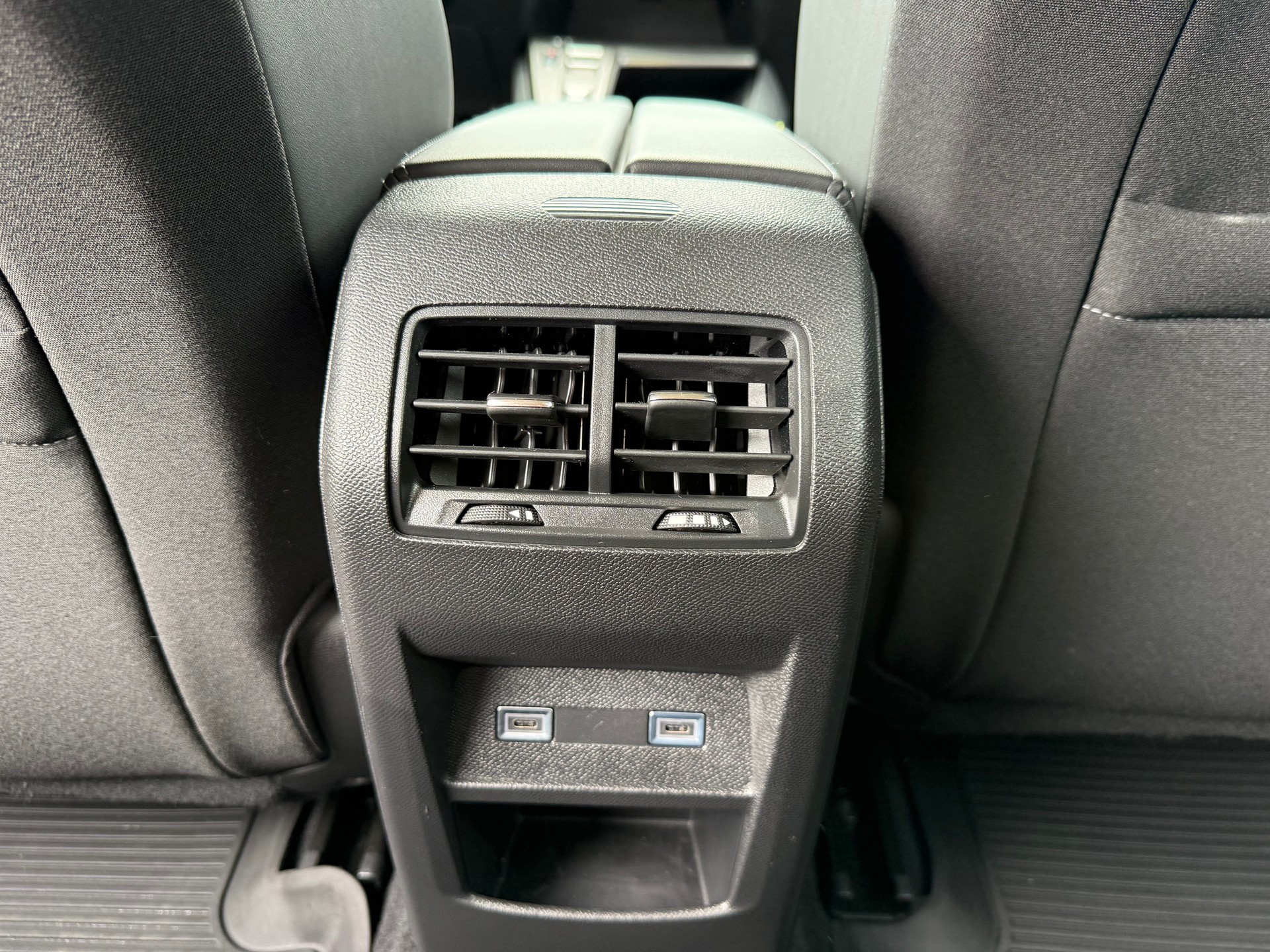 PEUGEOT 308 1.2 Allure Pack EAT8-image-23