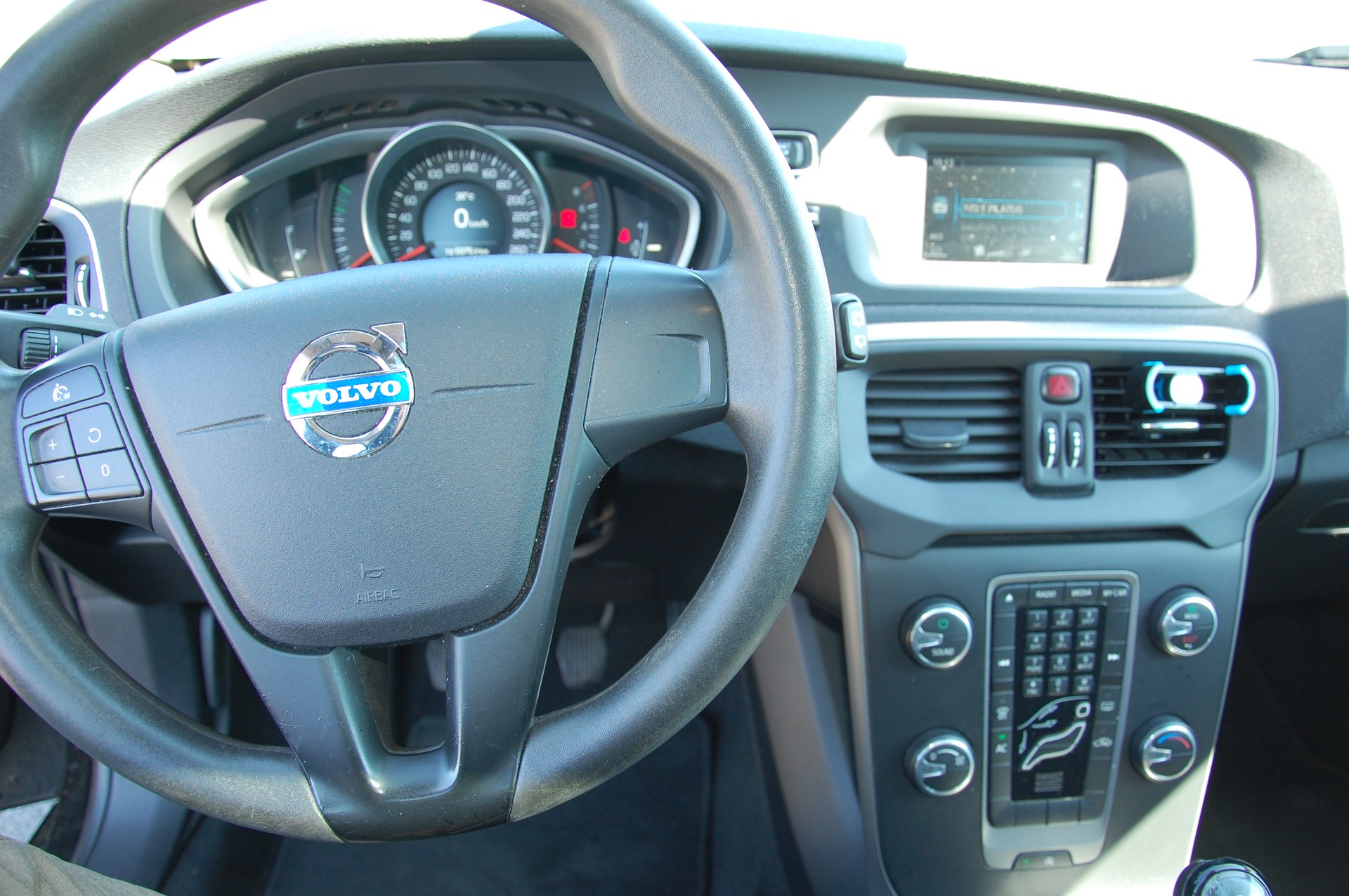 VOLVO V40 T3 Kinetic-image-9