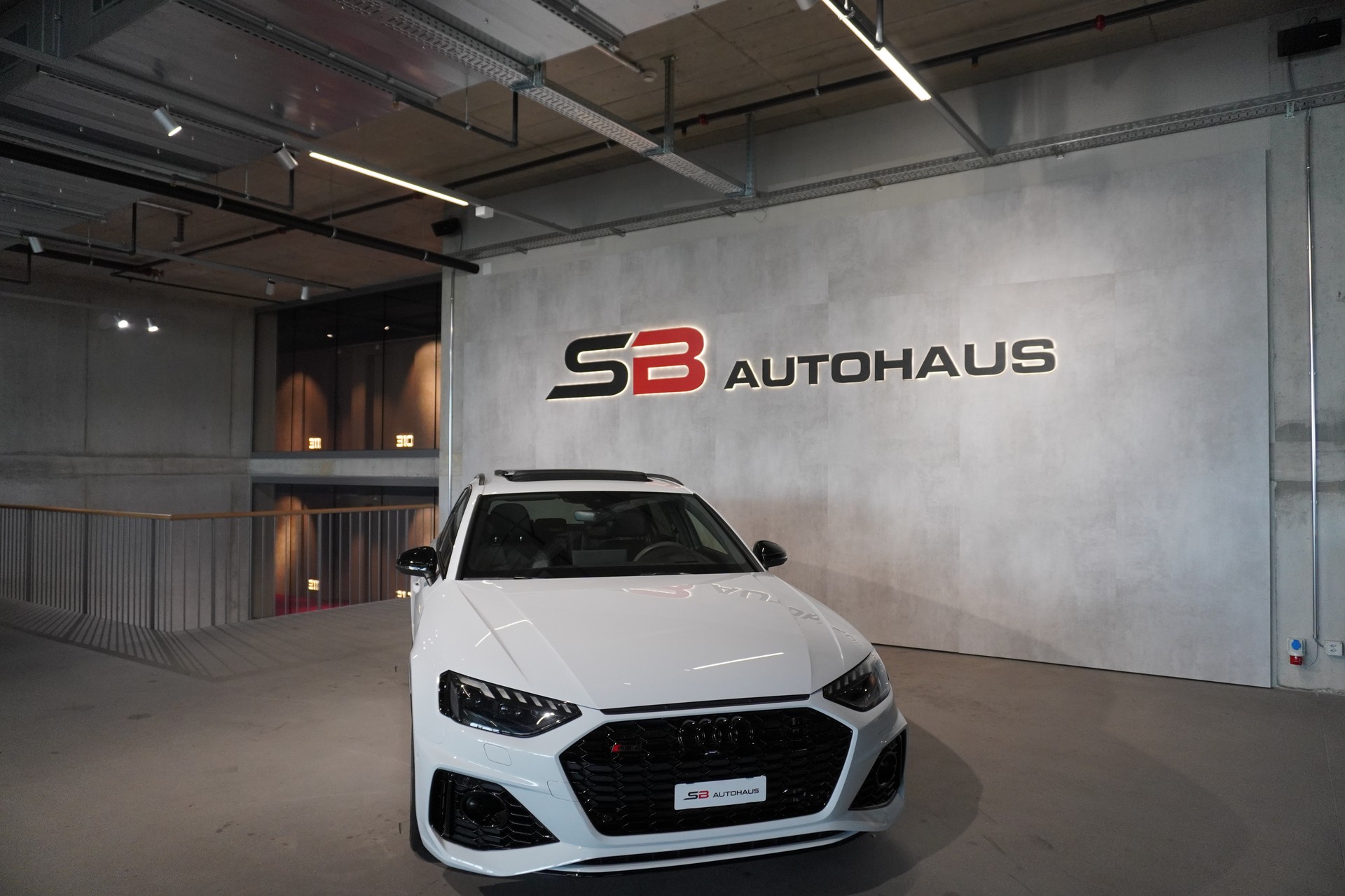 AUDI RS4 Avant quattro tiptronic-image-2