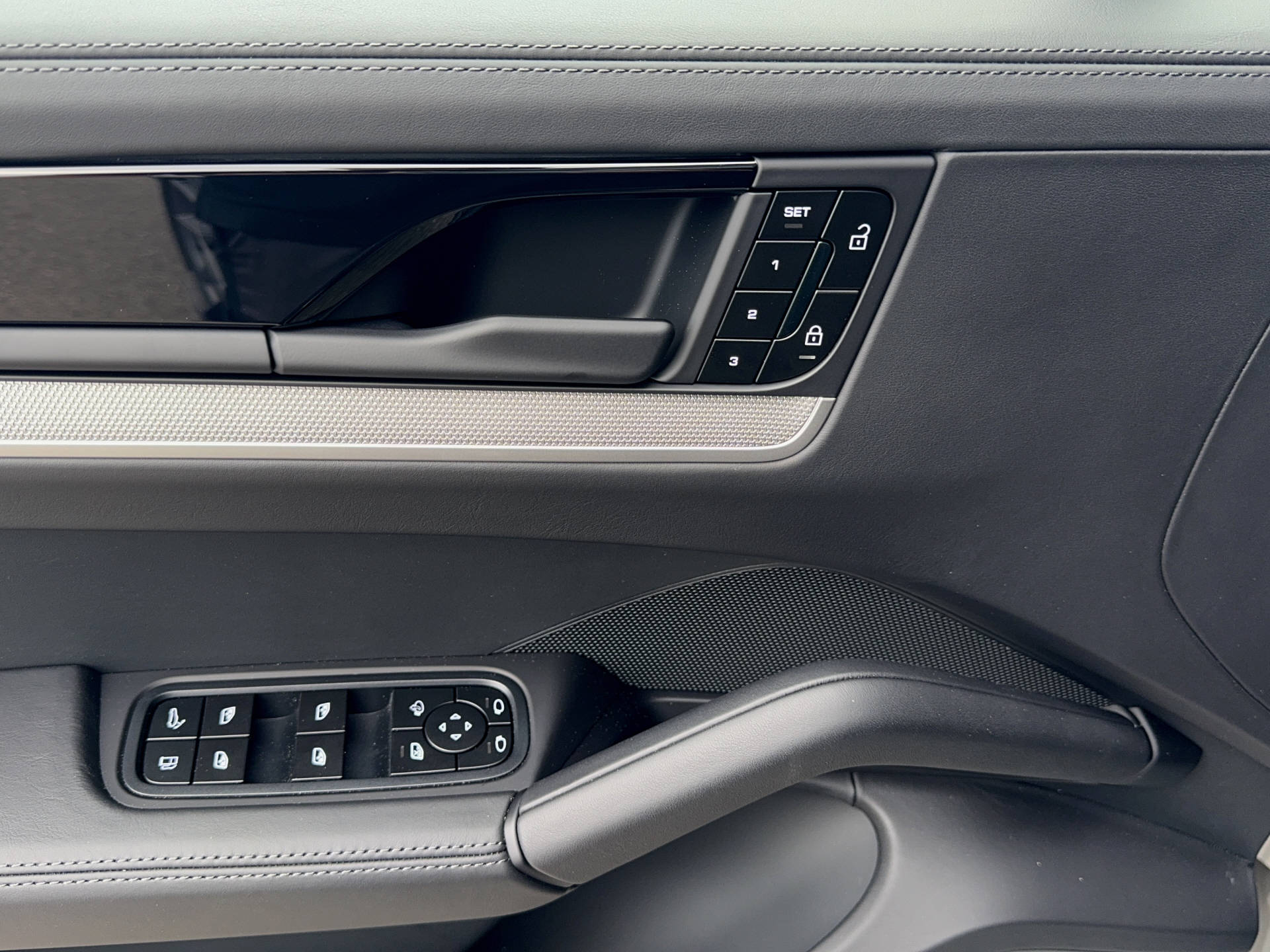 PORSCHE Cayenne S E-Hybrid Coupé-image-9