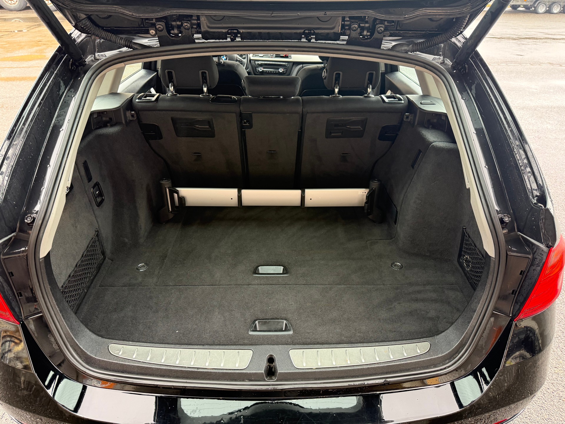 BMW 318d xDrive Touring-image-11