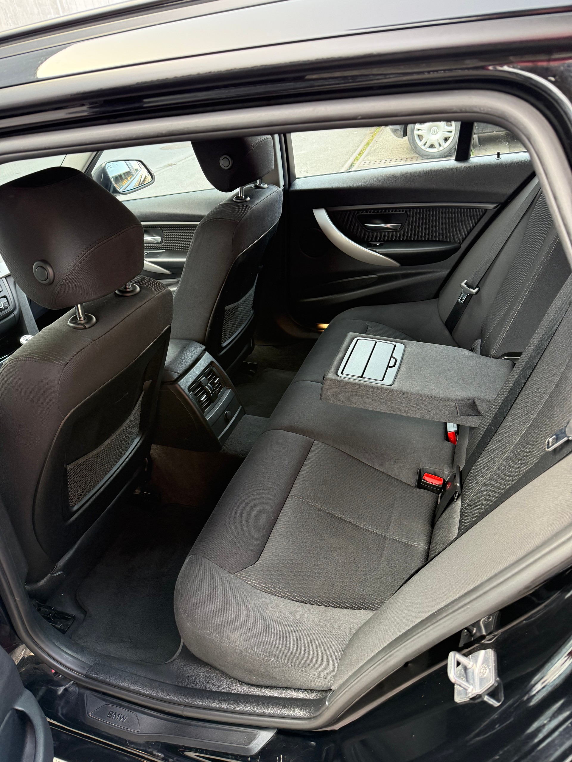 BMW 318d xDrive Touring-image-10