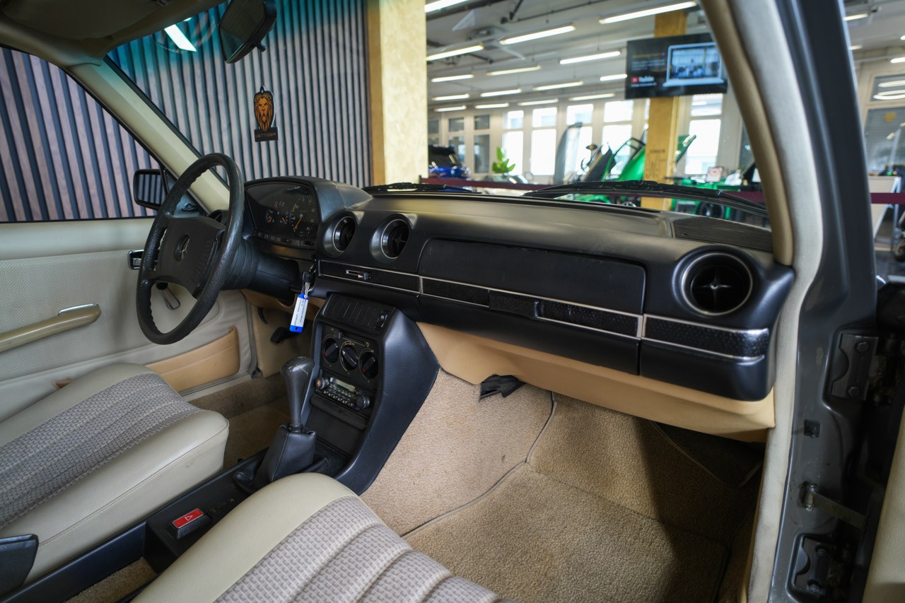 MERCEDES-BENZ 240 D-image-14