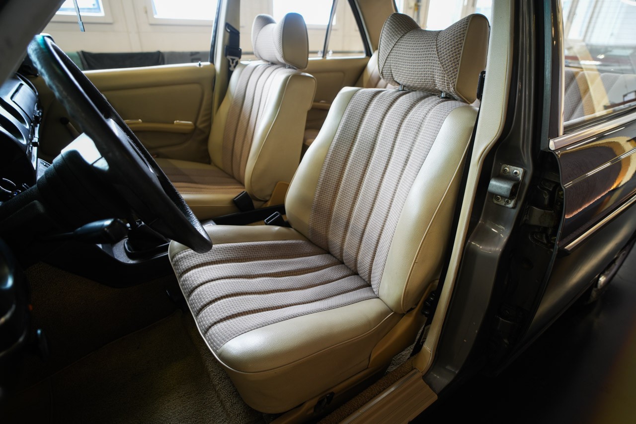 MERCEDES-BENZ 240 D-image-13