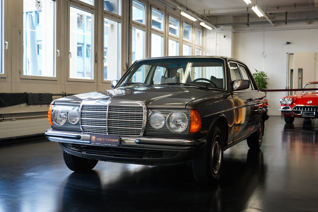 MERCEDES-BENZ 240 D-showroom-element-2