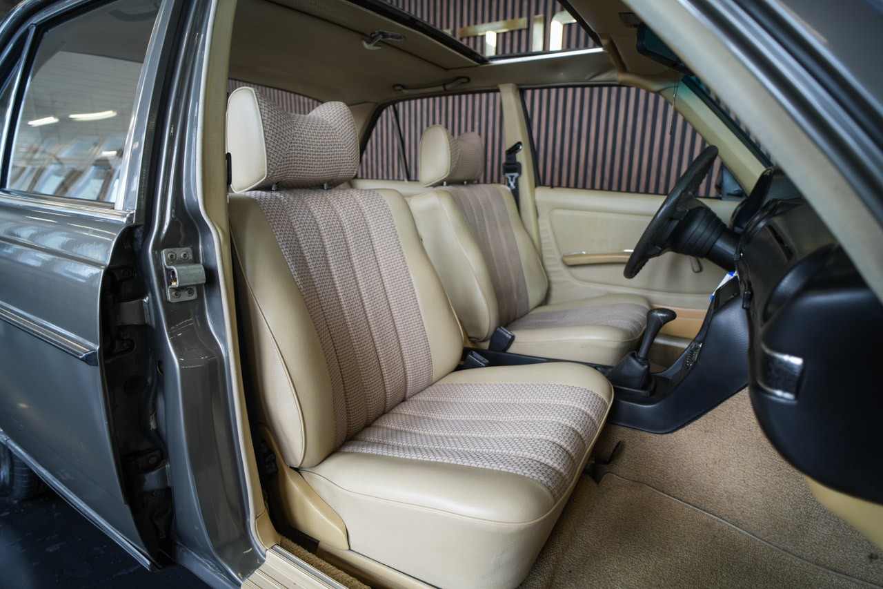 MERCEDES-BENZ 240 D-image-16