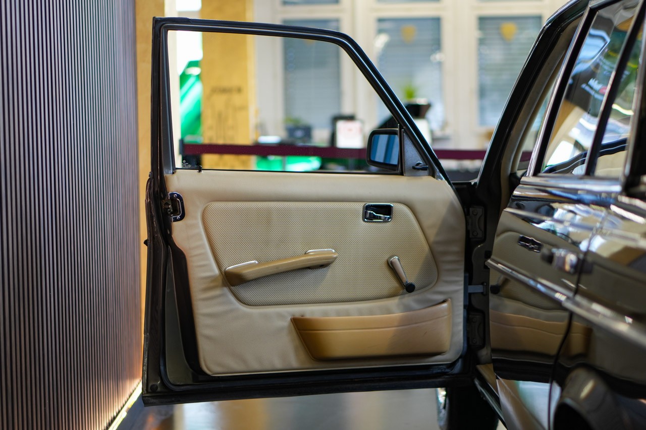 MERCEDES-BENZ 240 D-image-21