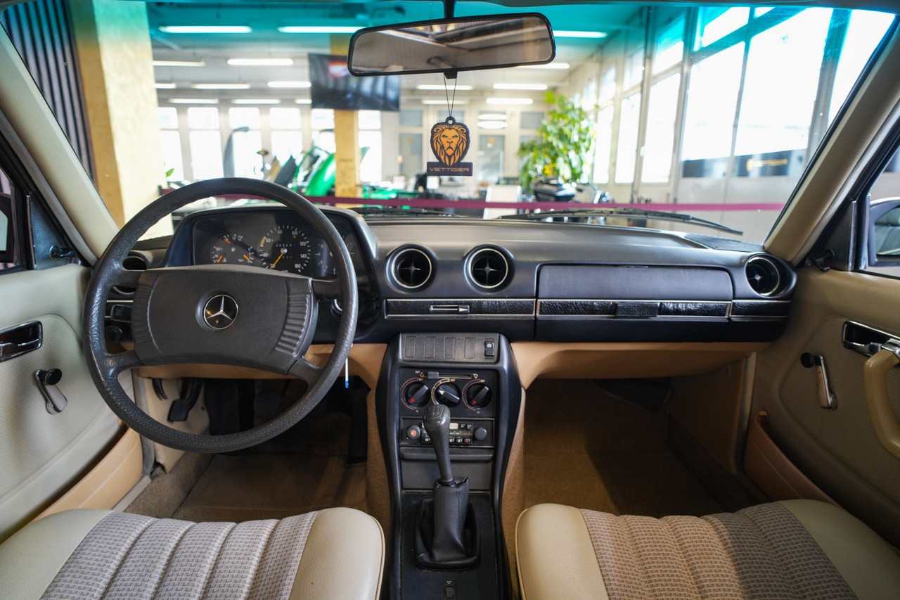 MERCEDES-BENZ 240 D-image-11
