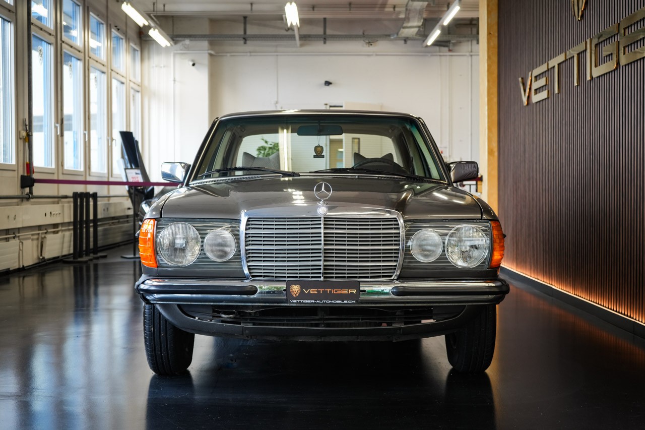 MERCEDES-BENZ 240 D-showroom-element-1