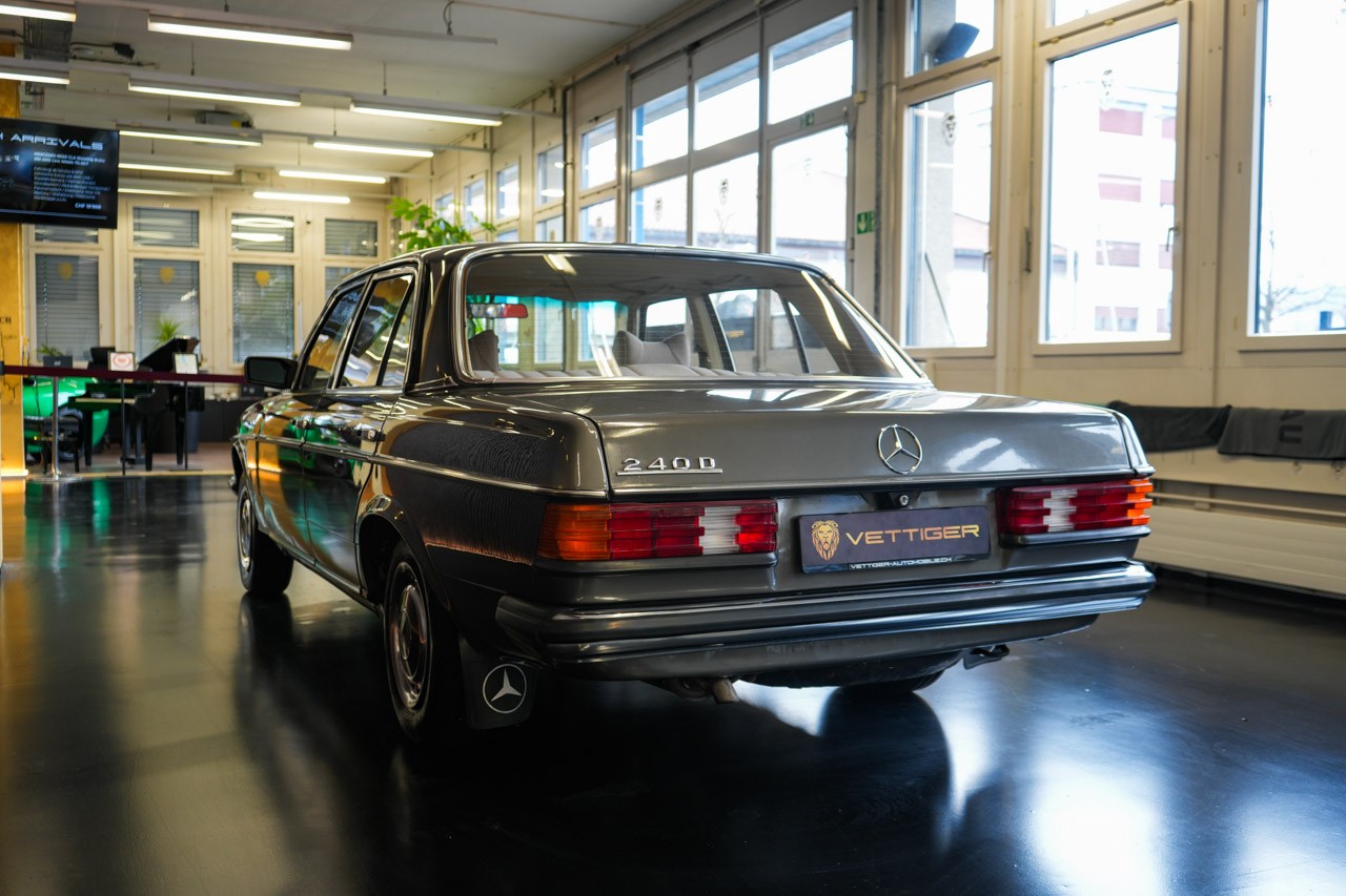 MERCEDES-BENZ 240 D-showroom-element-3