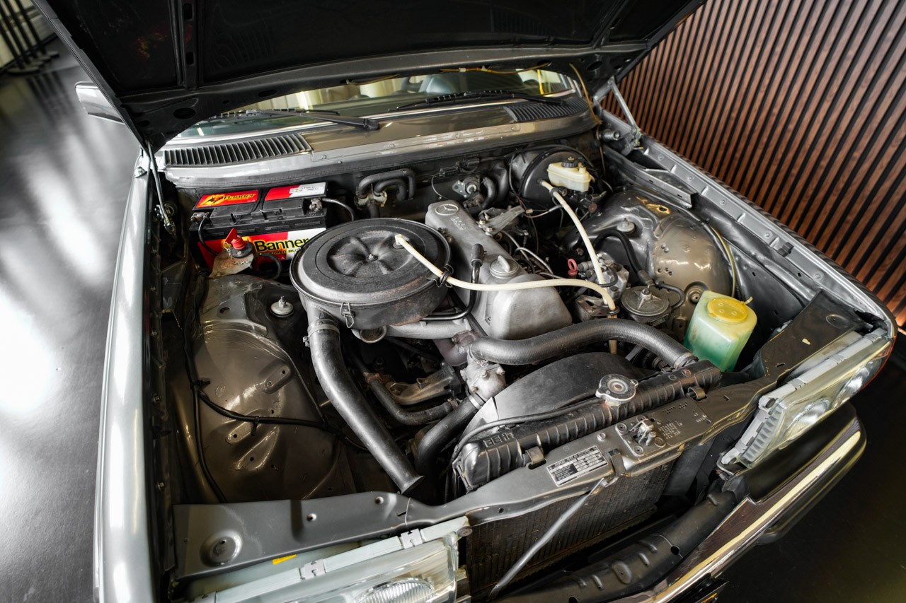 MERCEDES-BENZ 240 D-image-23