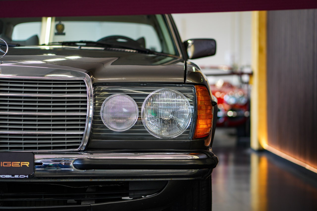 MERCEDES-BENZ 240 D-image-7