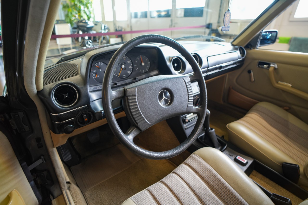 MERCEDES-BENZ 240 D-image-12