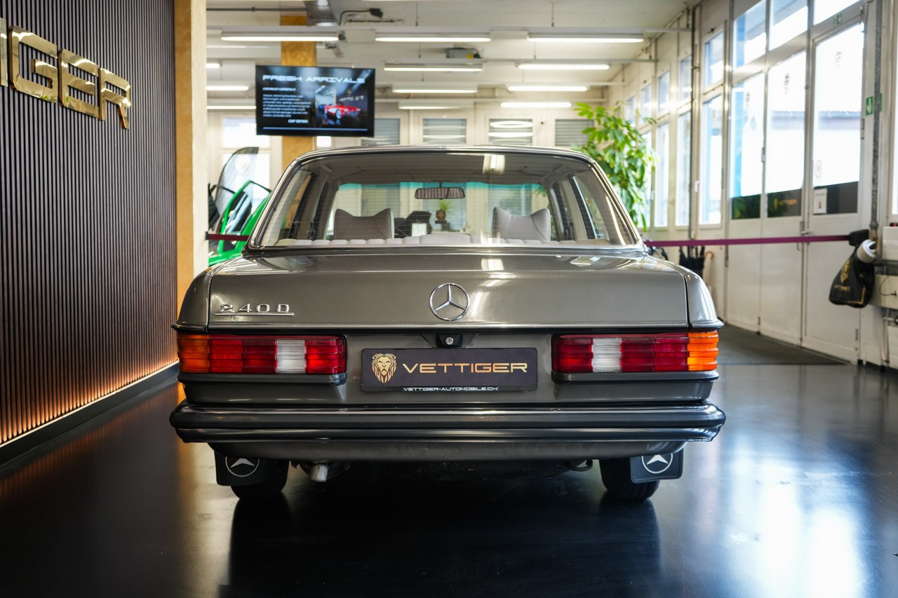 MERCEDES-BENZ 240 D-image-4