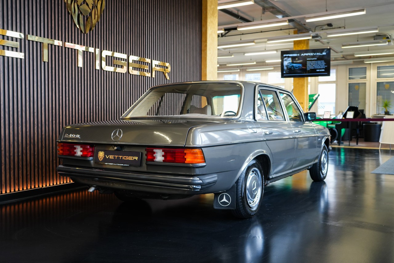 MERCEDES-BENZ 240 D-image-6