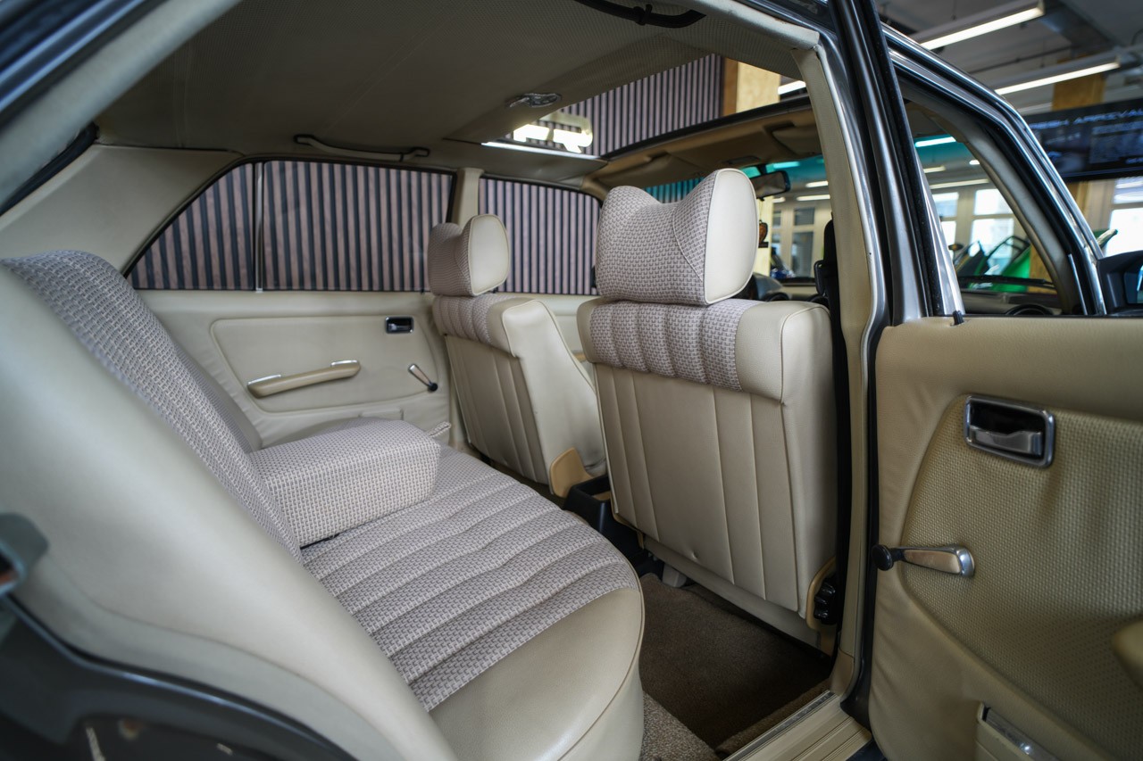 MERCEDES-BENZ 240 D-image-19