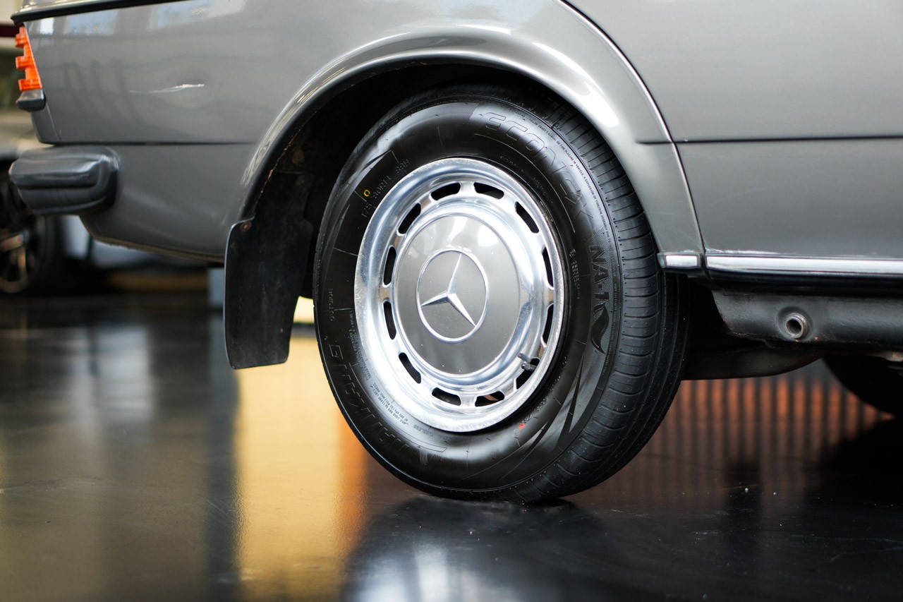 MERCEDES-BENZ 240 D-image-10