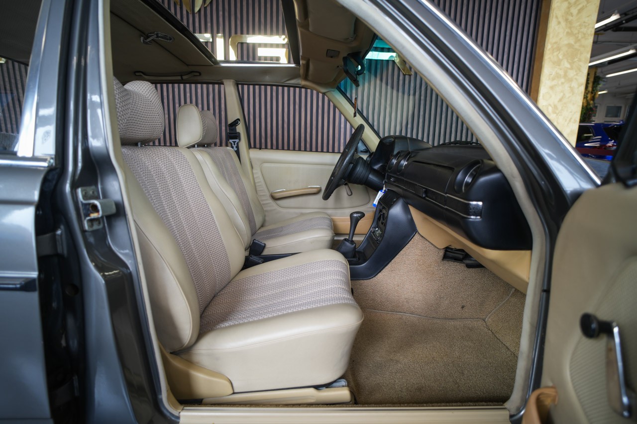 MERCEDES-BENZ 240 D-image-15