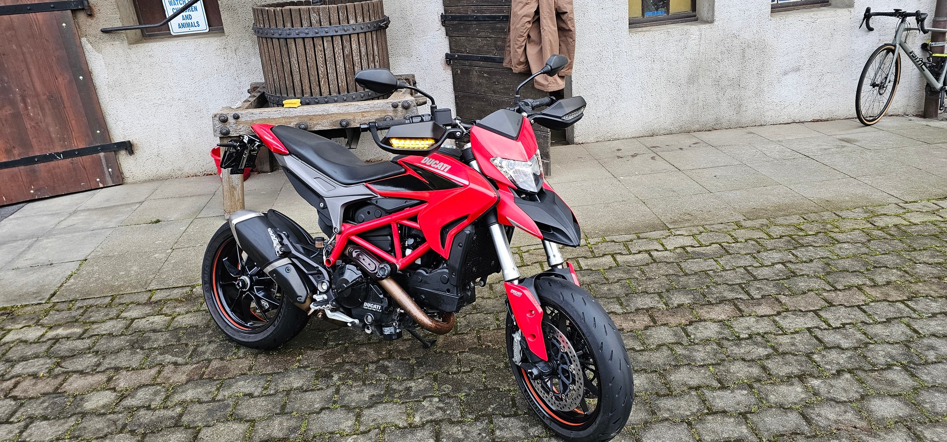 DUCATI Hypermotard 821-image-2