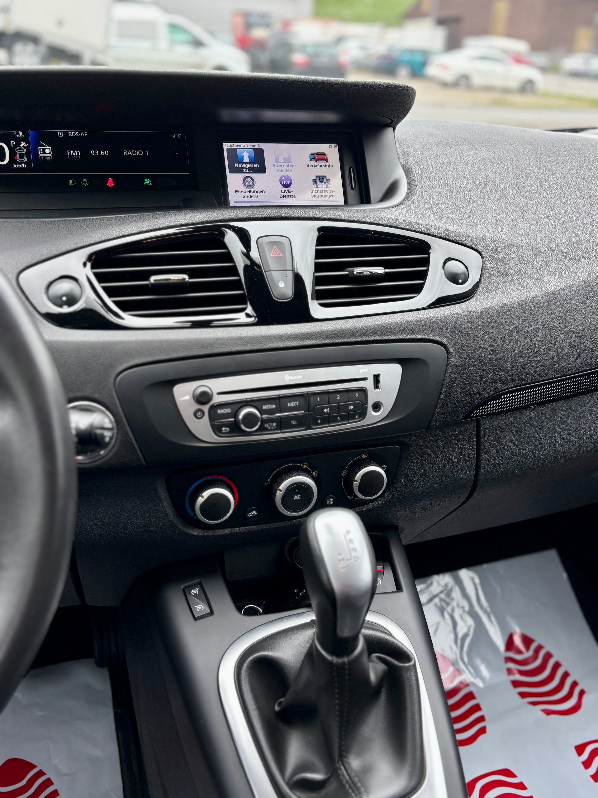 RENAULT Scénic 2.0 16V Dynamique X-Tronic CVT-image-8