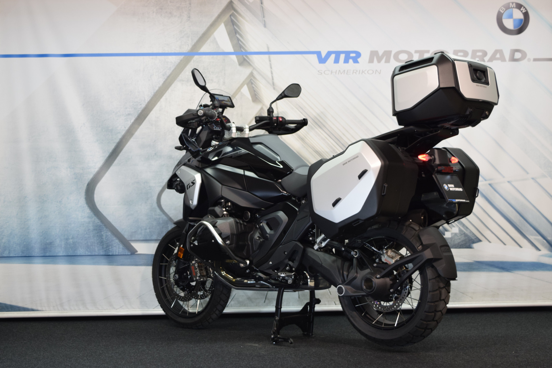 BMW R 1300 GS Triple Black inkl. Navi, Koffer & Topcase-showroom-element-3