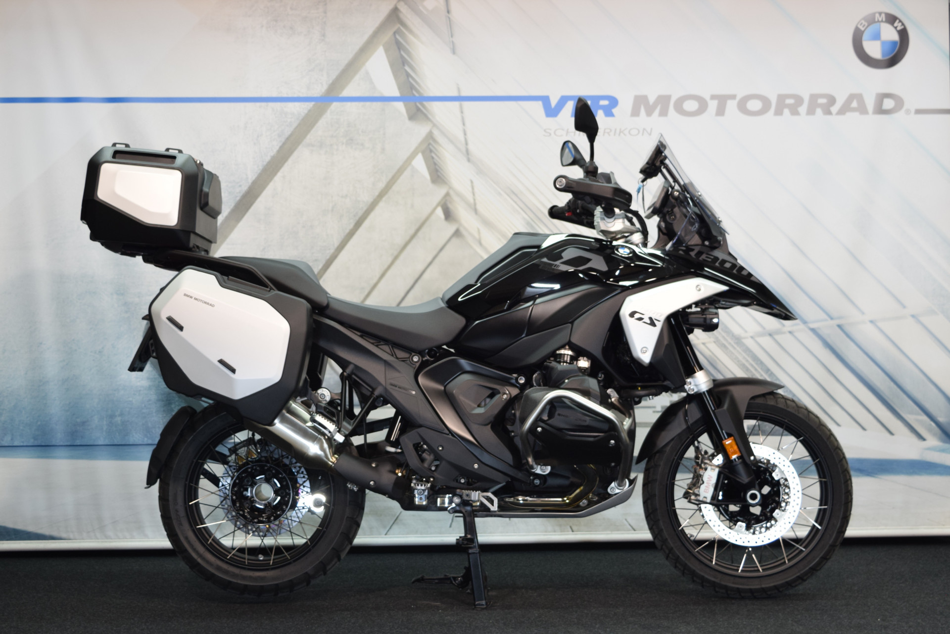 BMW R 1300 GS Triple Black inkl. Navi, Koffer & Topcase-showroom-element-1