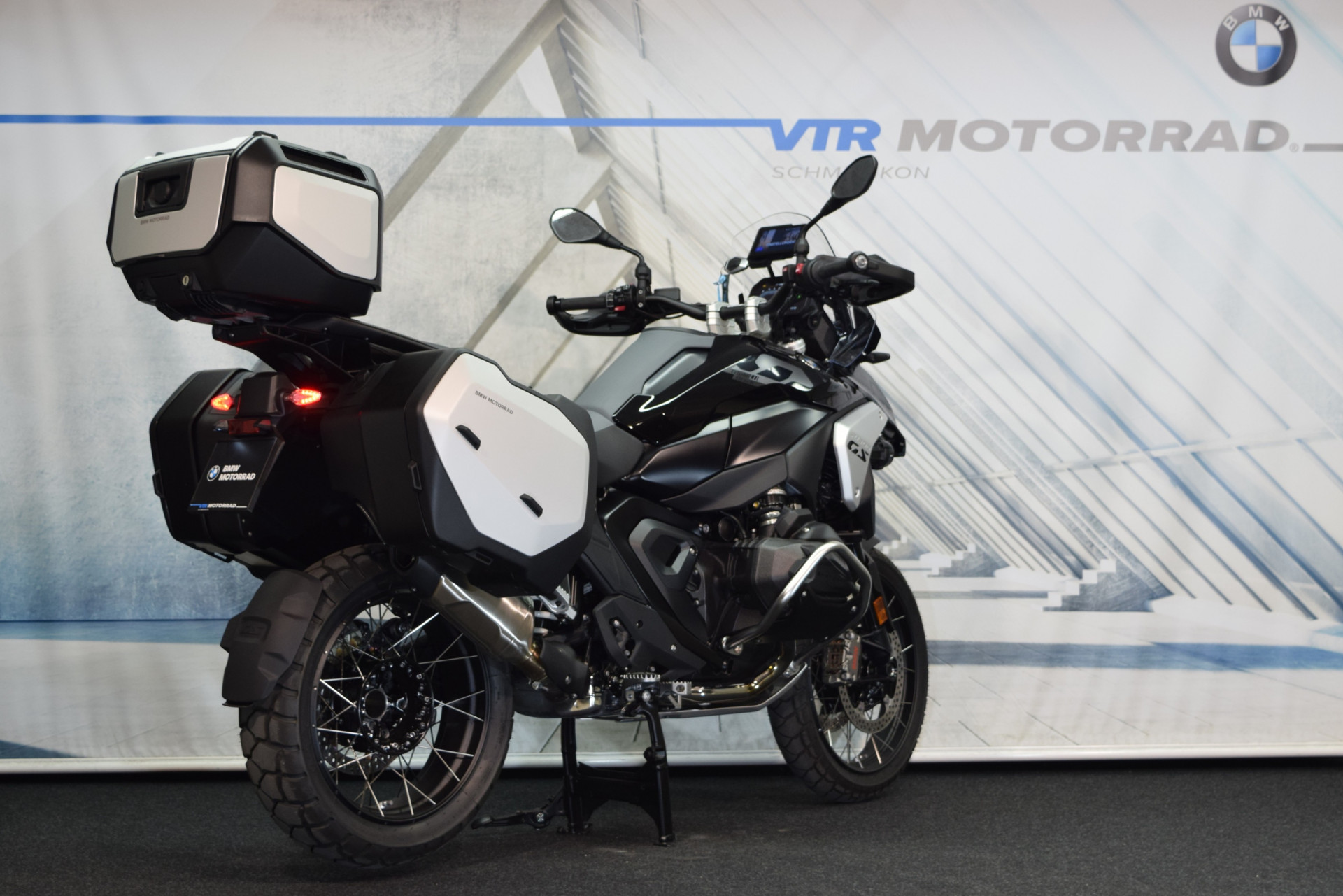 BMW R 1300 GS Triple Black inkl. Navi, Koffer & Topcase-showroom-element-2