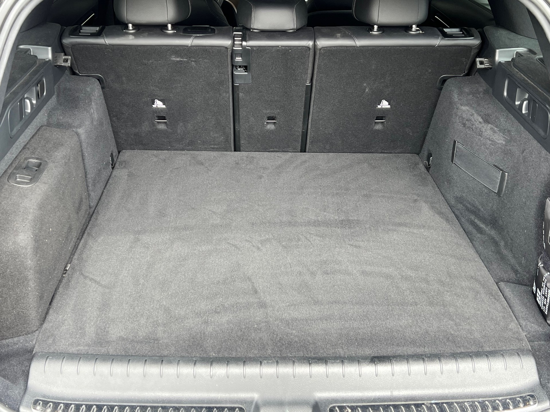 MERCEDES-BENZ C 300 e T AMG Line-image-22