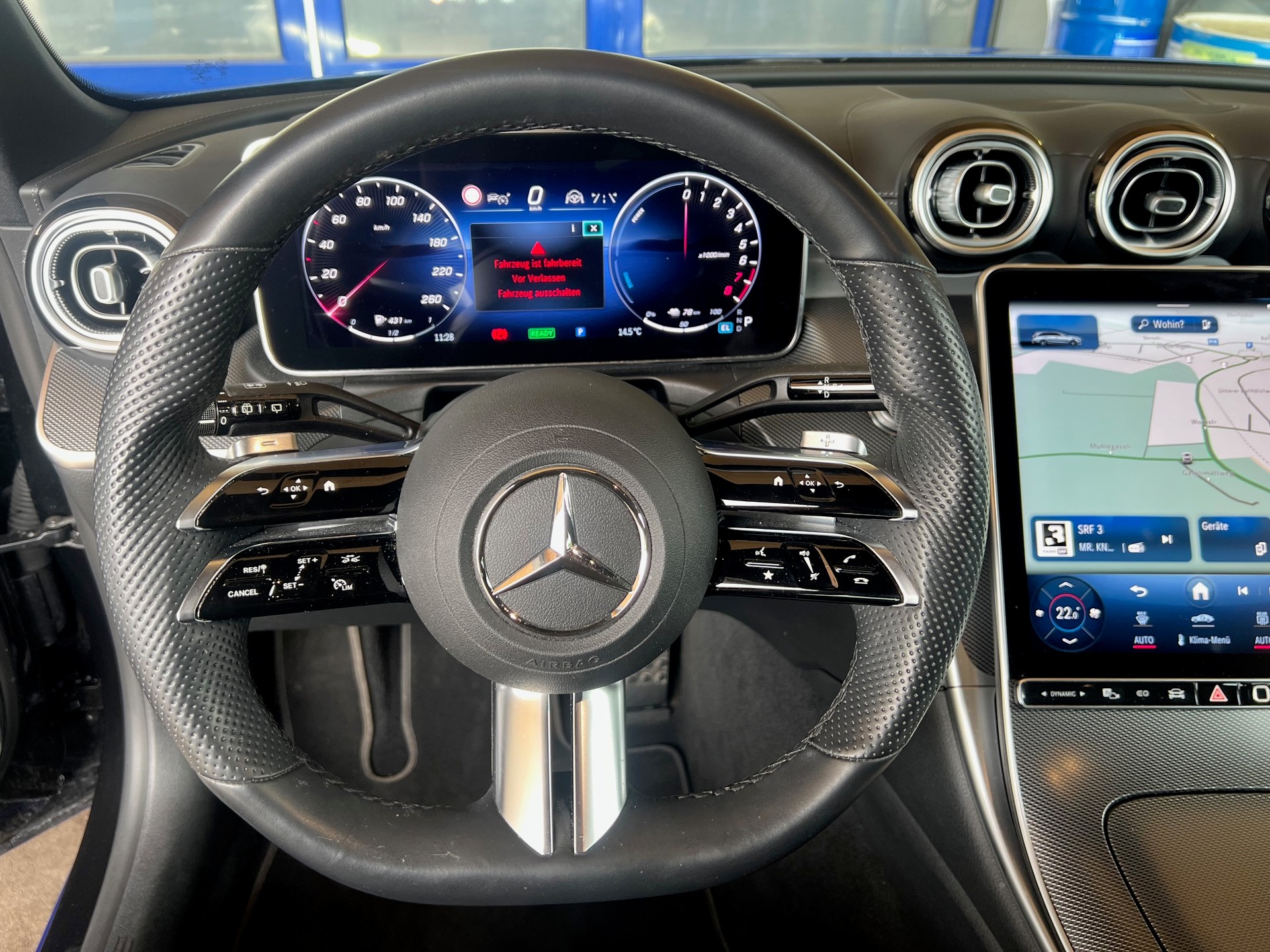 MERCEDES-BENZ C 300 e T AMG Line-image-15