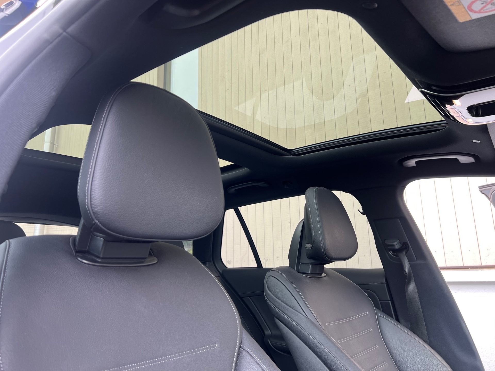 MERCEDES-BENZ C 300 e T AMG Line-image-10