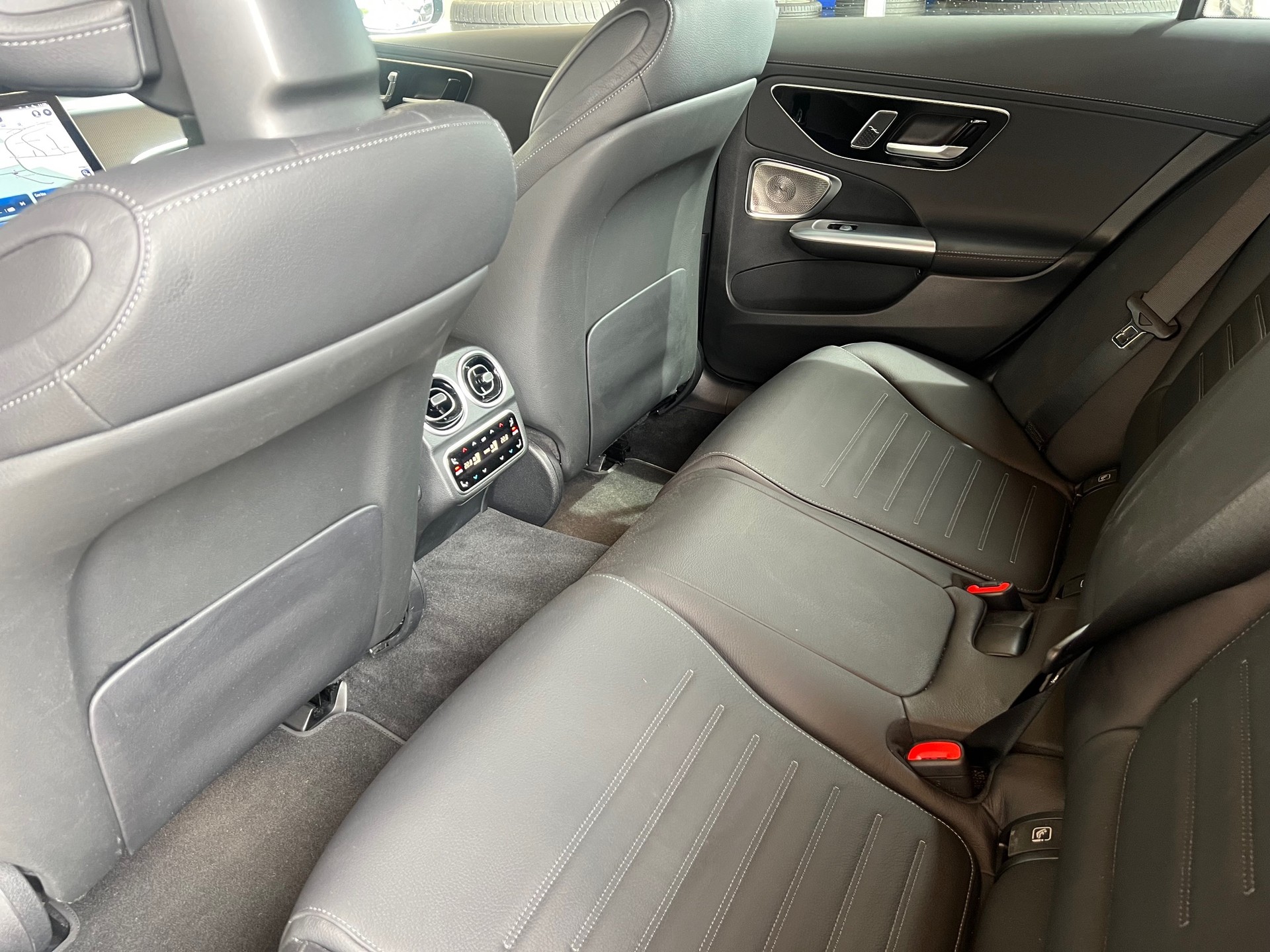 MERCEDES-BENZ C 300 e T AMG Line-image-20