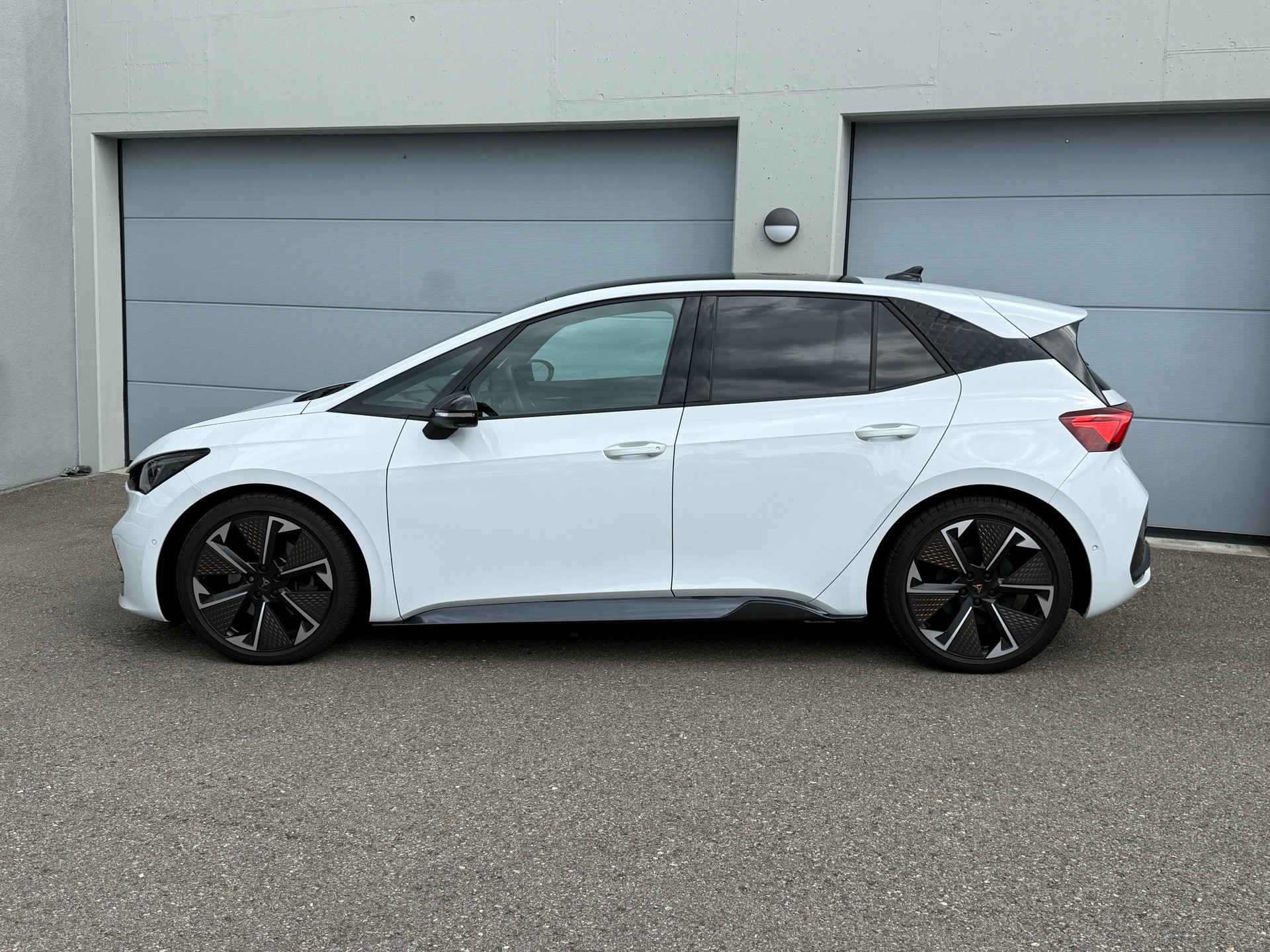 CUPRA Born 77 kWh e-Boost mit Wärmepumpe & Panoramadach (Modelljahr 2025)-showroom-element-1