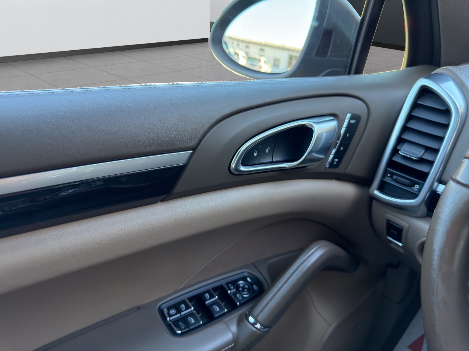 PORSCHE Cayenne S-image-16