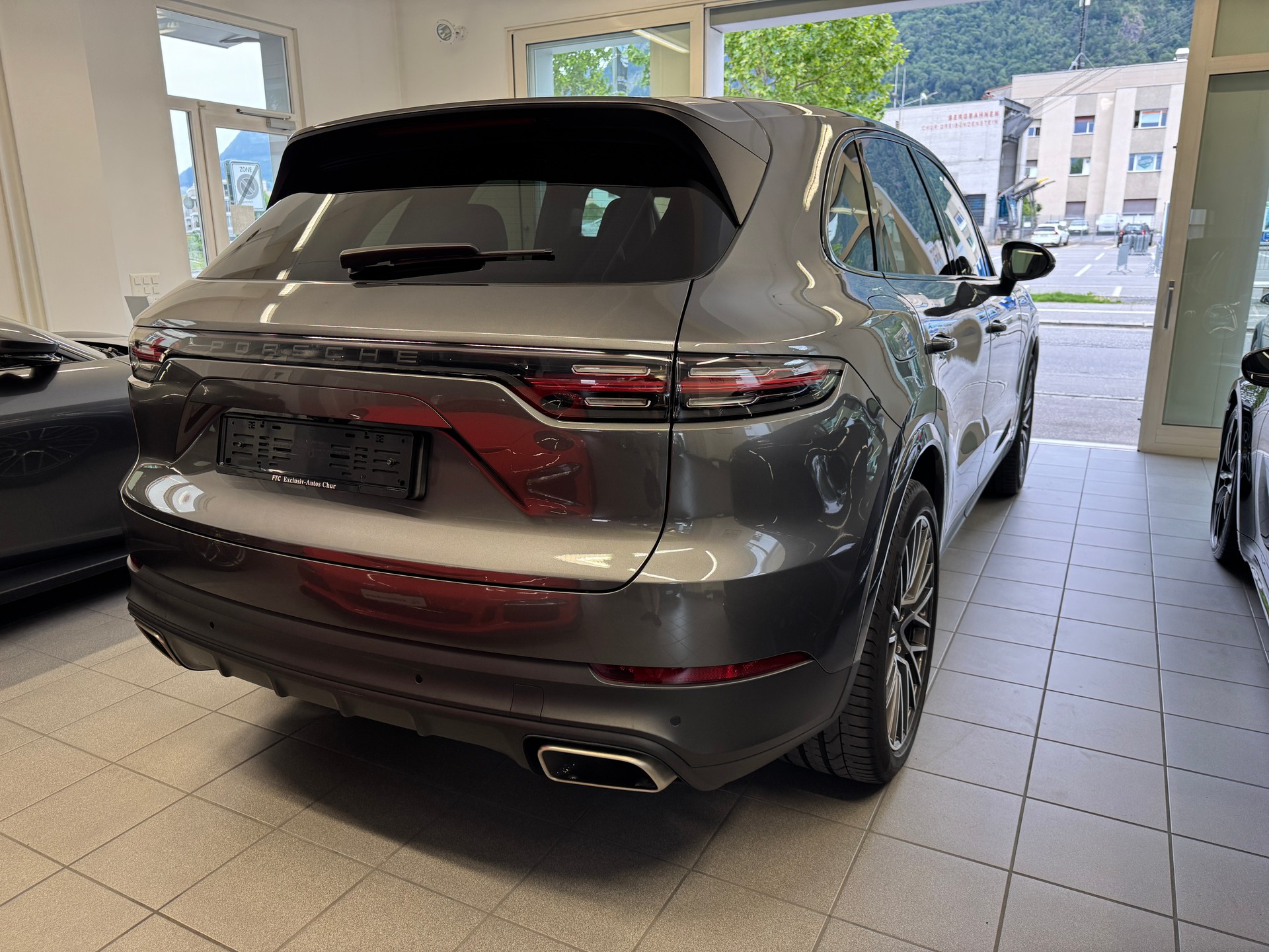 PORSCHE Cayenne-image-5