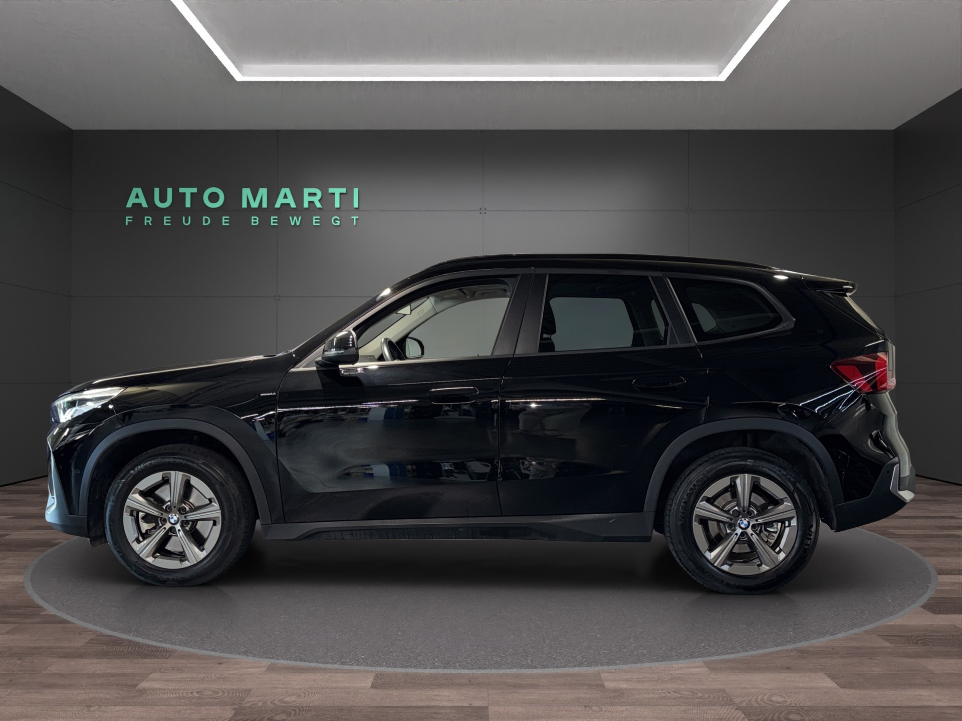 BMW X1 23d xDrive-showroom-element-1