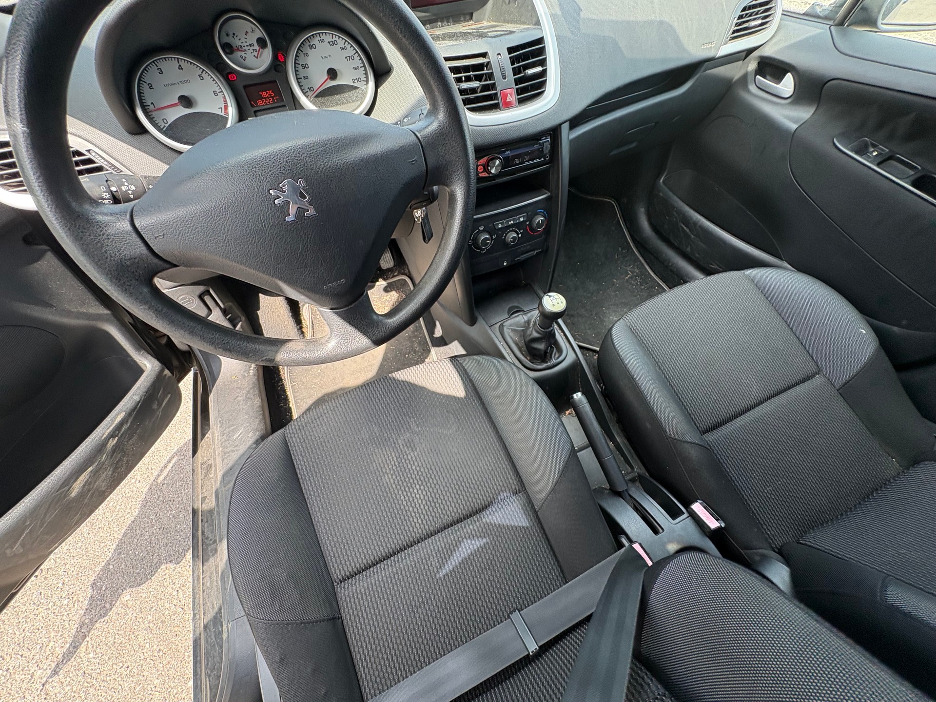 PEUGEOT 207 1.4 16V Swiss Edition-image-9