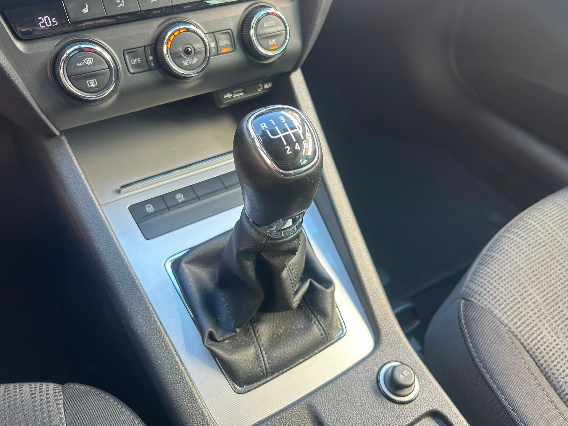 SKODA Octavia Combi 1.4 TSI Elegance-image-9