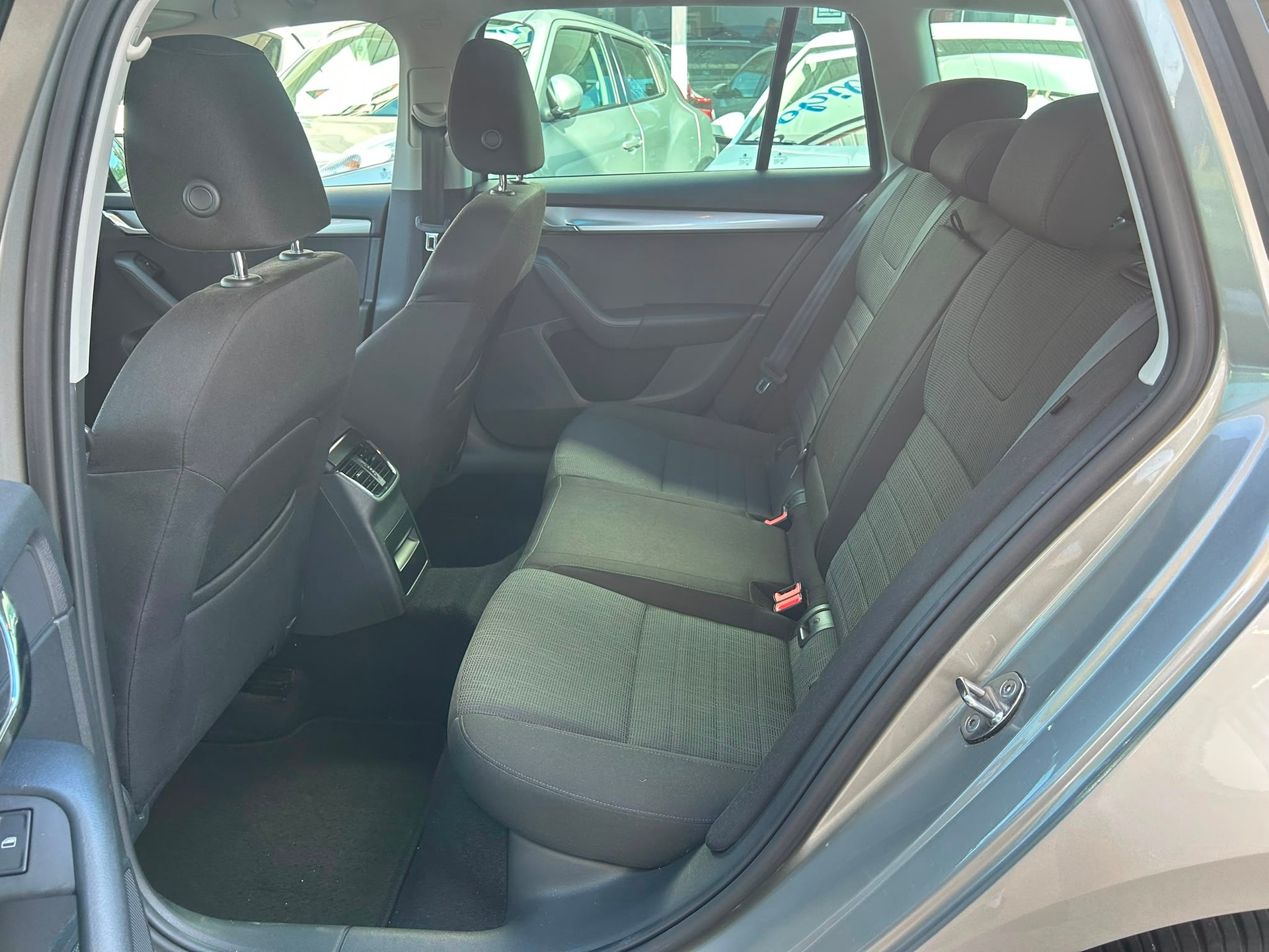 SKODA Octavia Combi 1.4 TSI Elegance-image-5