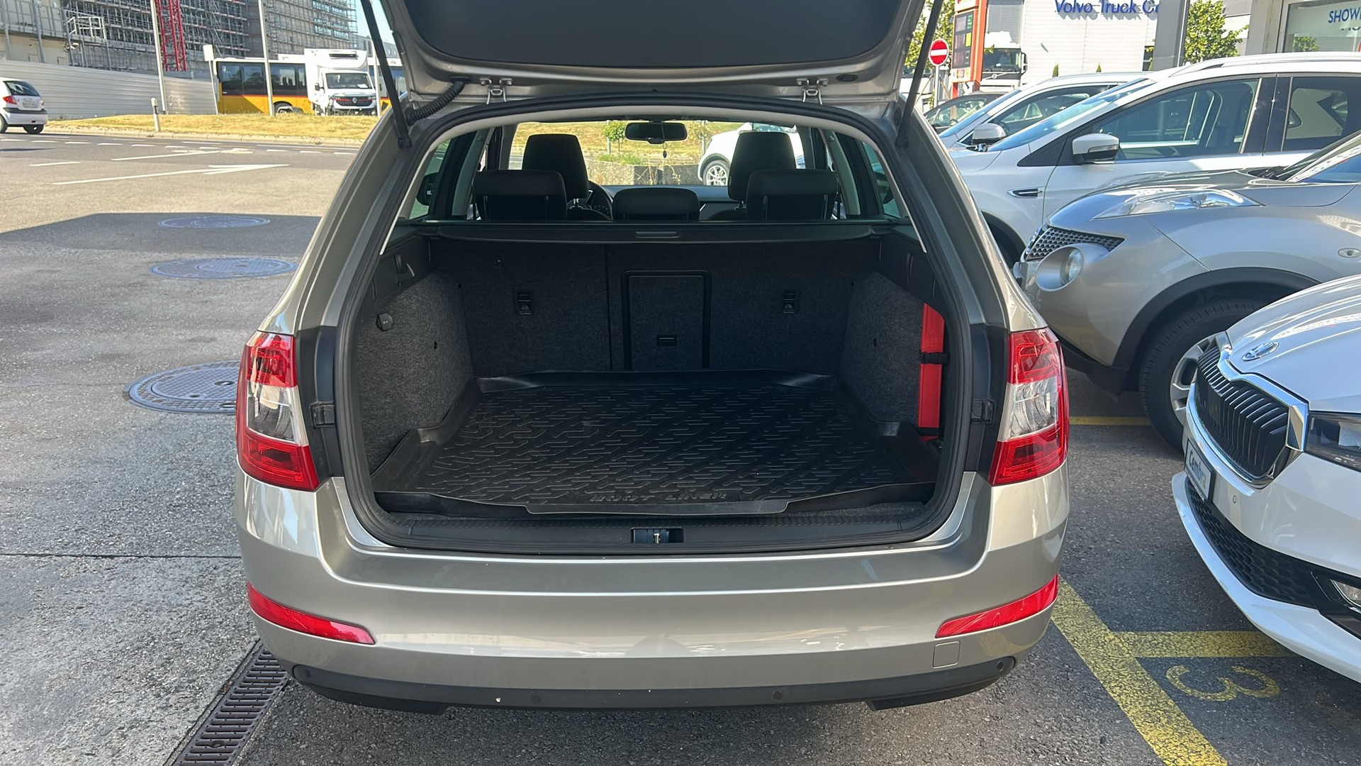 SKODA Octavia Combi 1.4 TSI Elegance-image-4