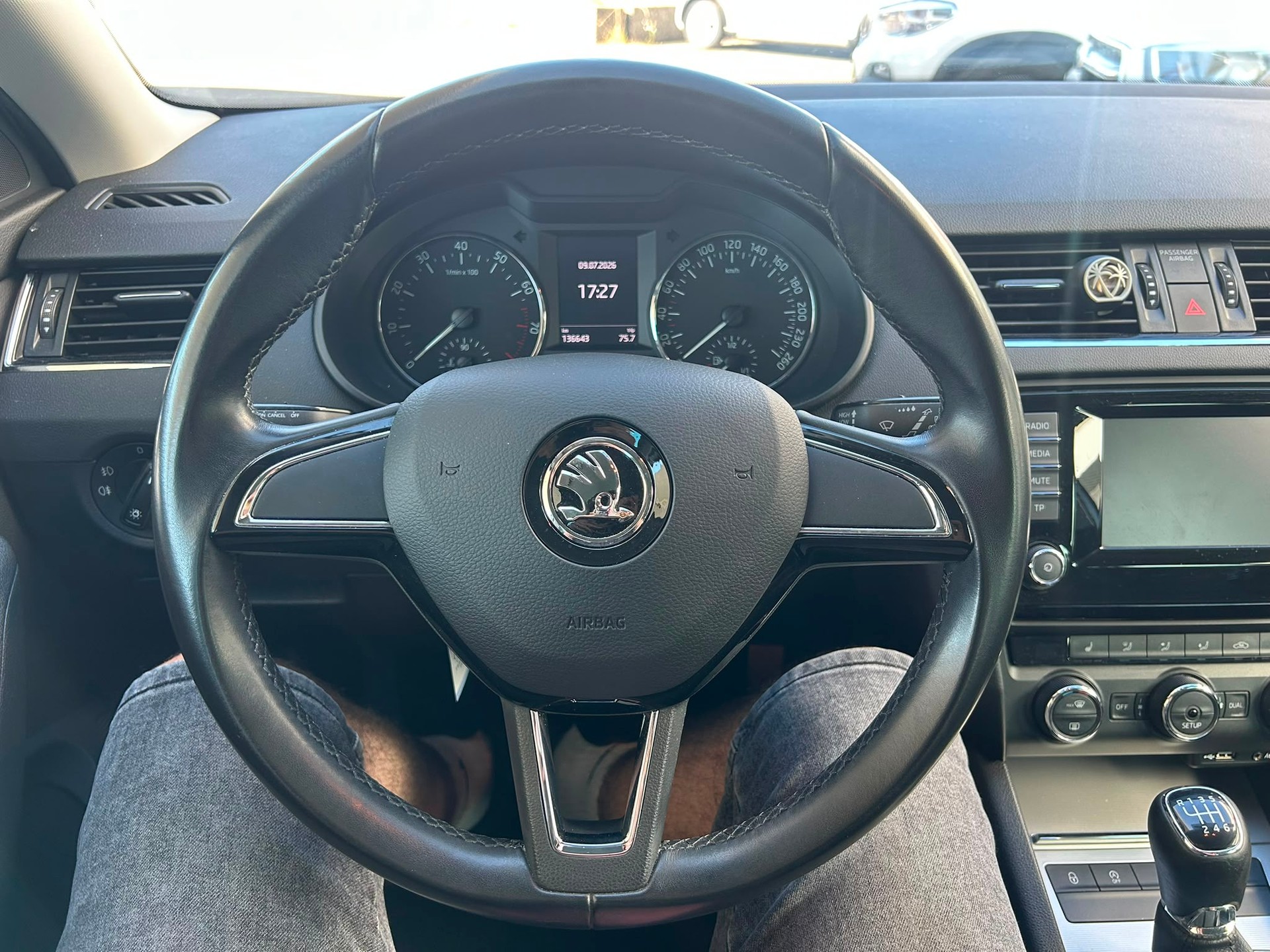 SKODA Octavia Combi 1.4 TSI Elegance-image-8