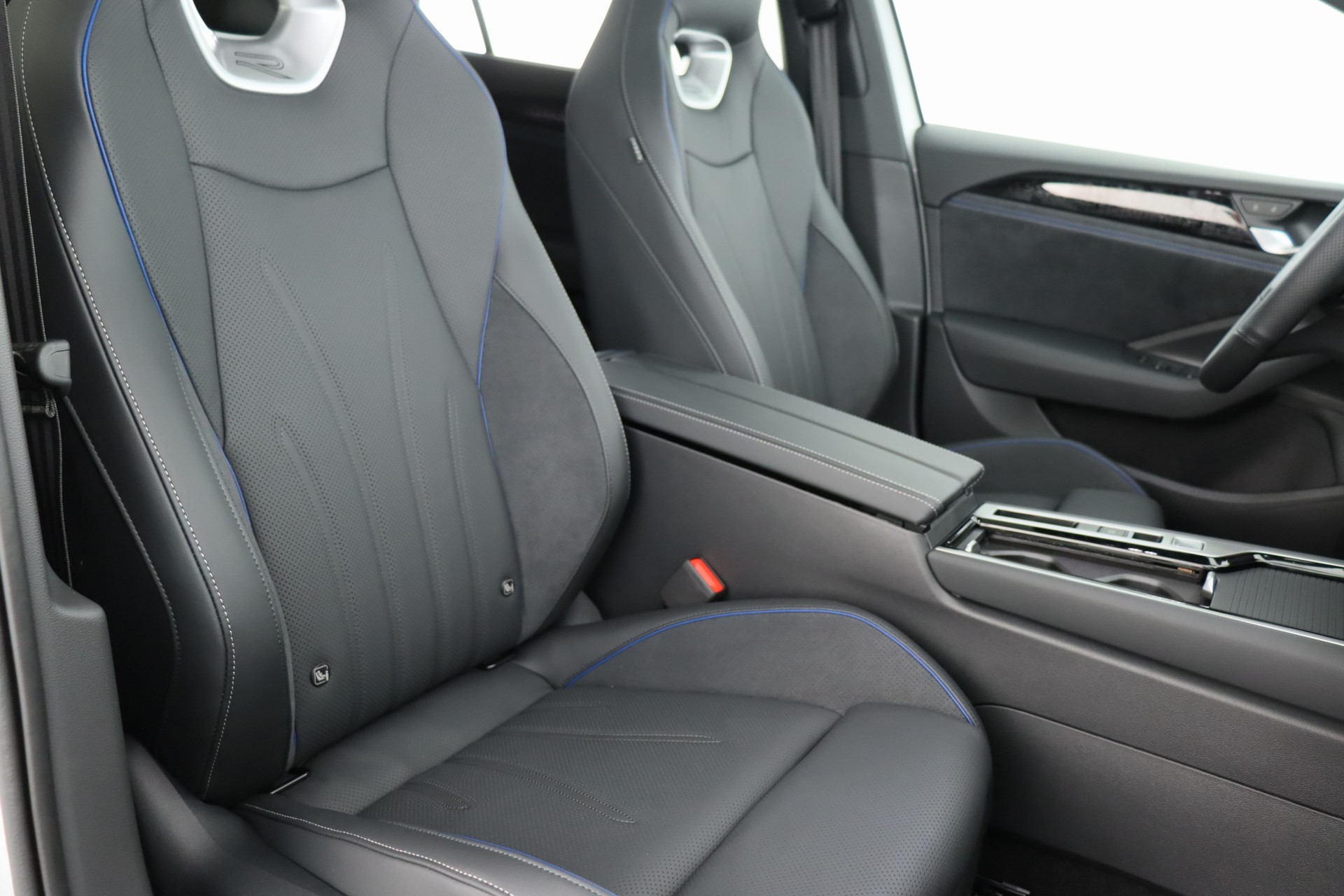 VW Passat Variant 1.5 TSI evo2 Plug-In- Hybrid R-Line DSG-image-11