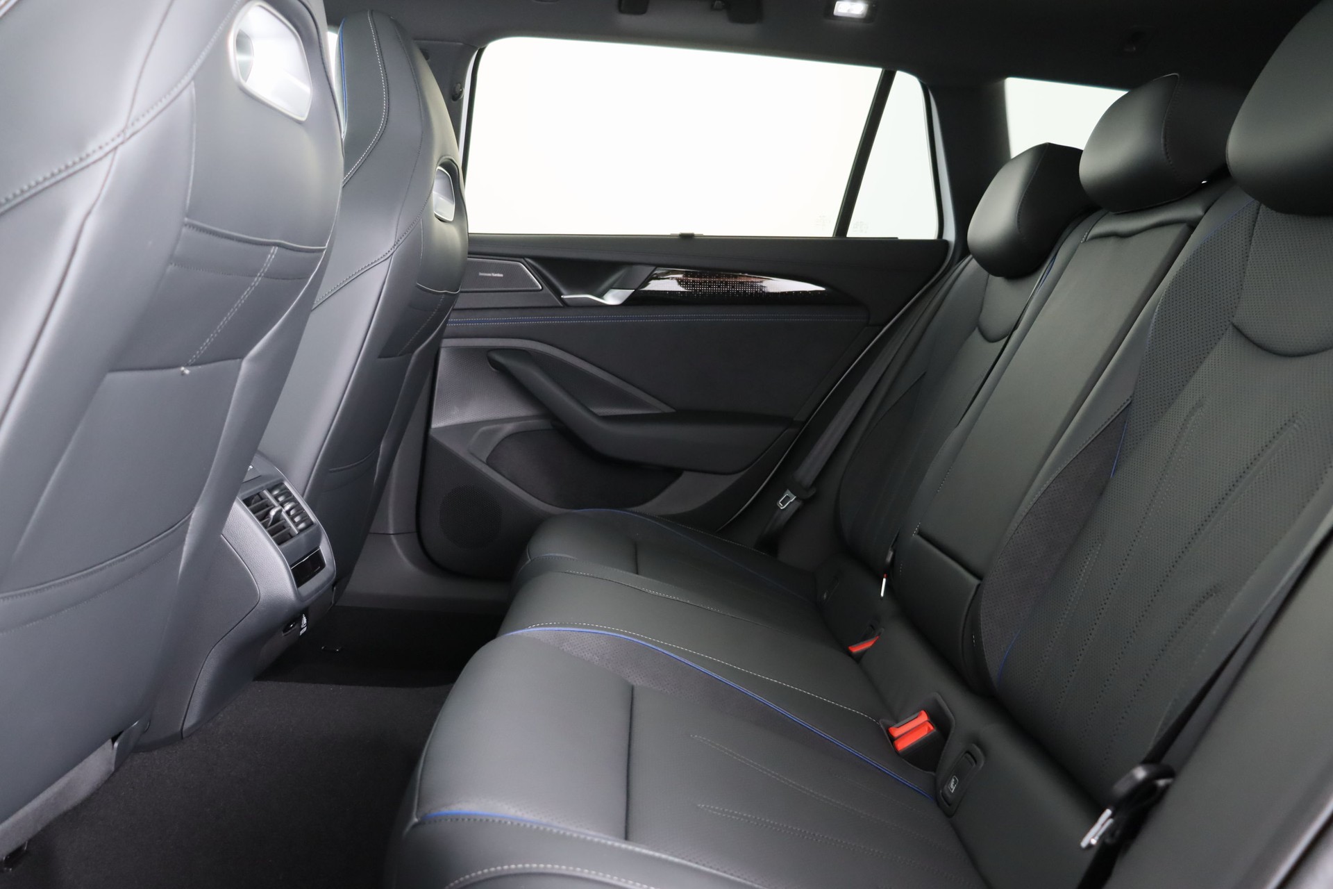VW Passat Variant 1.5 TSI evo2 Plug-In- Hybrid R-Line DSG-image-13
