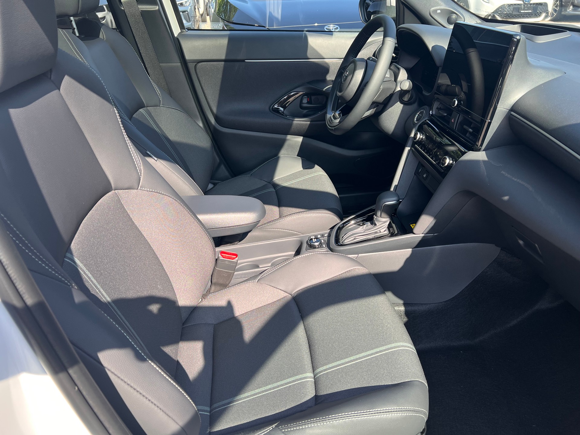 TOYOTA Yaris Cross 1.5 VVT-i HSD Premium AWD-i-image-12