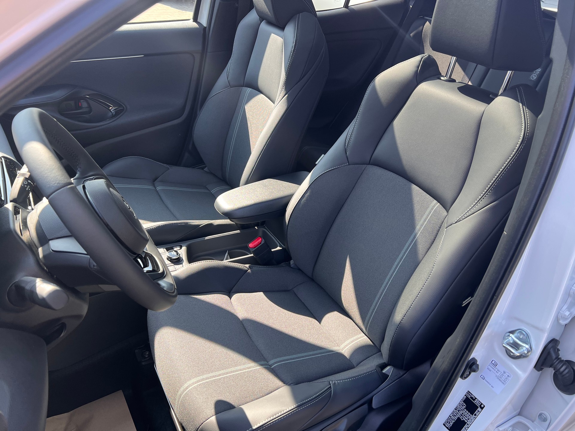 TOYOTA Yaris Cross 1.5 VVT-i HSD Premium AWD-i-image-8