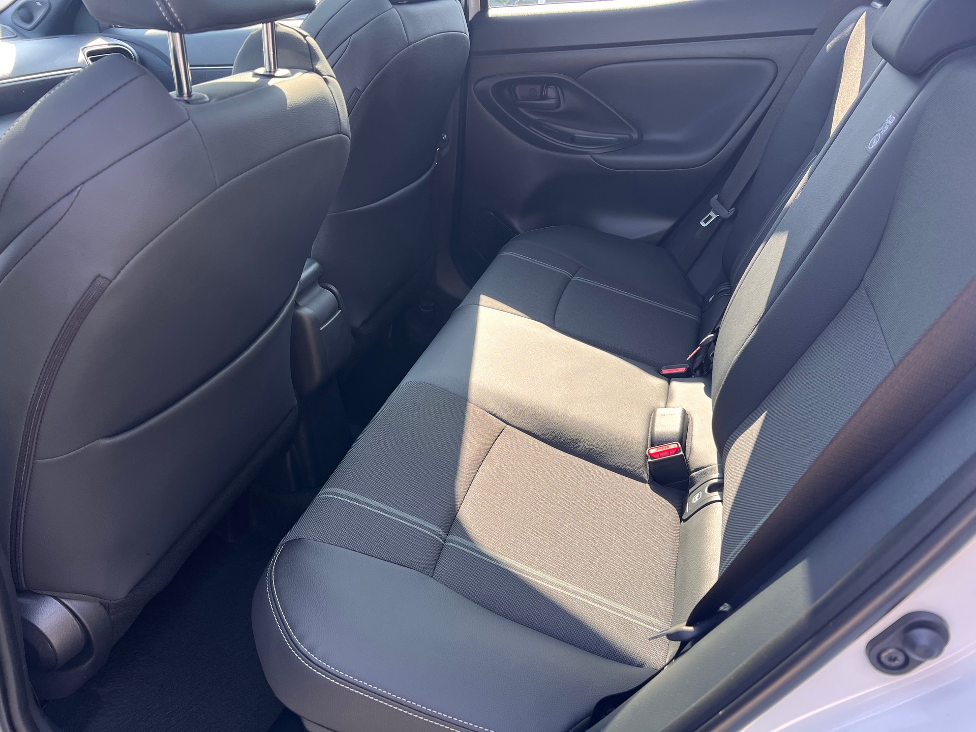 TOYOTA Yaris Cross 1.5 VVT-i HSD Premium AWD-i-image-9