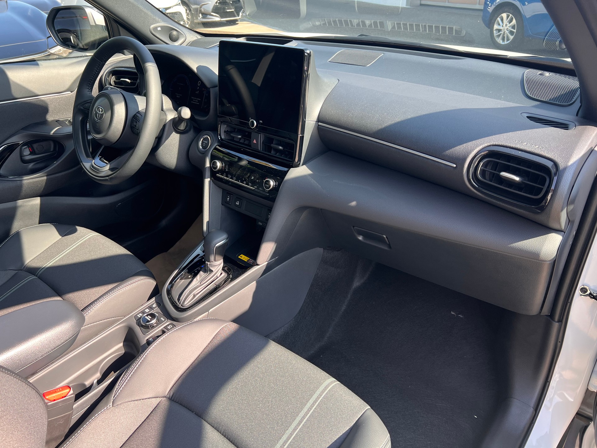 TOYOTA Yaris Cross 1.5 VVT-i HSD Premium AWD-i-image-13